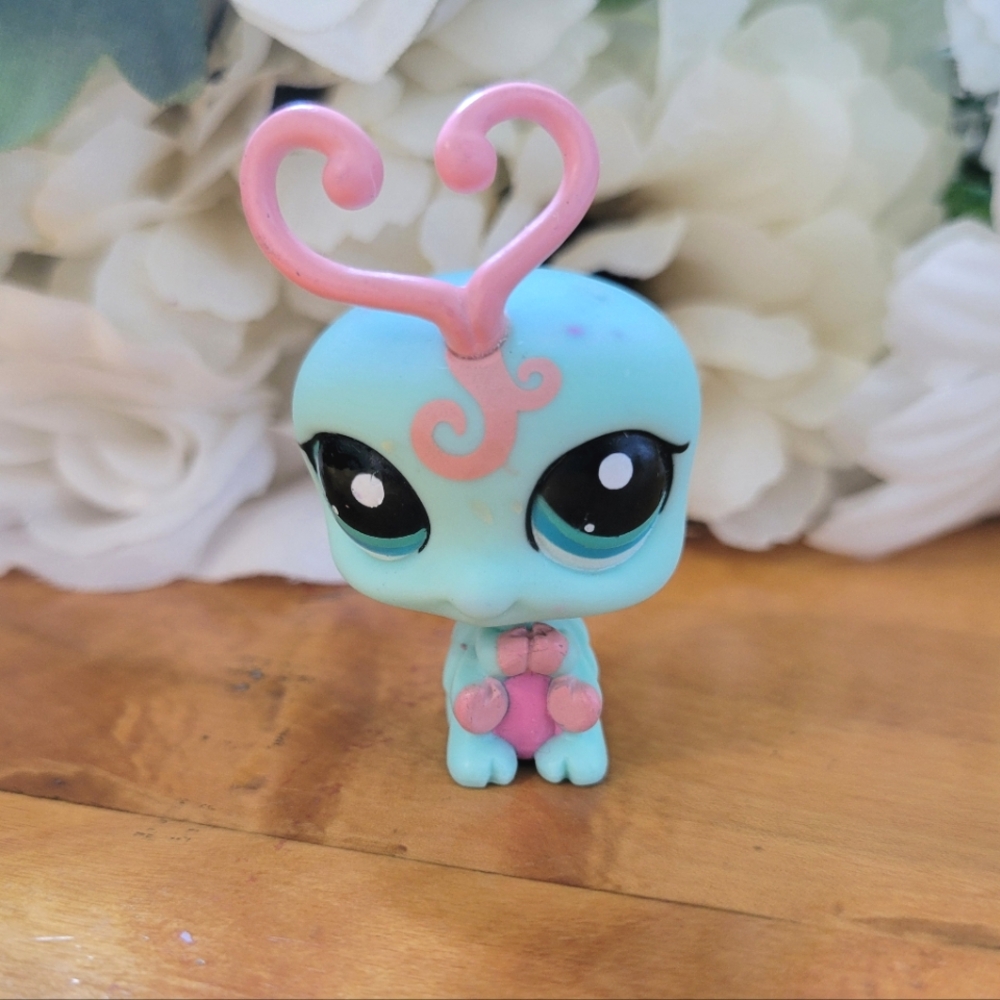 Littlest Pet Shop LPS #1727 Love Bug Blue Aqua Pink Blue Eyes 2008 Hasbro